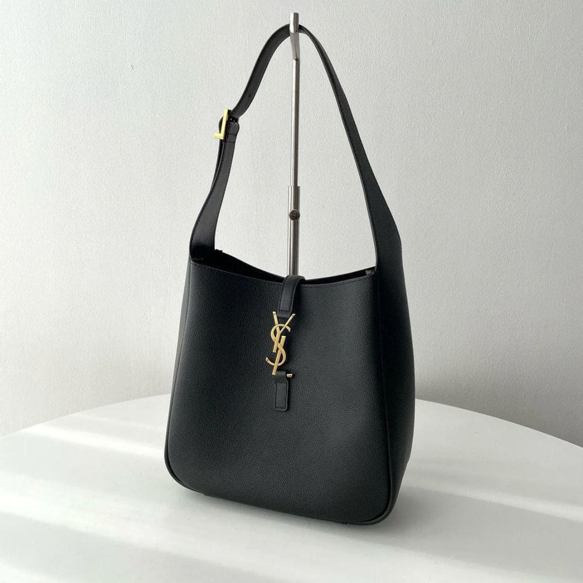 YVES SAINT LAURENT LE 5 À 7 BEA – BAG IN FINEST GRAINED LEATHER