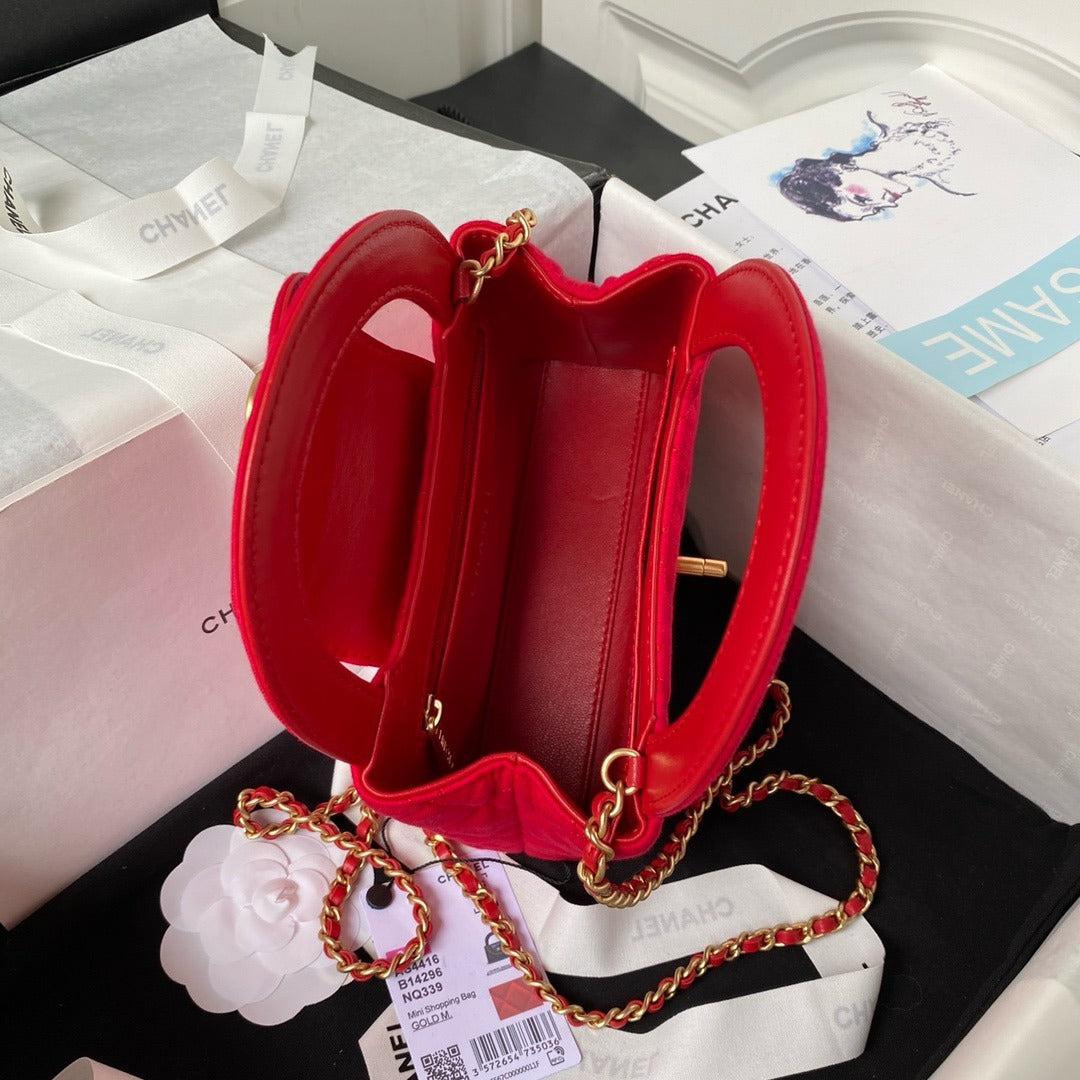 CHANEL MATELASSÉ HANDBAG IN RED CANVAS