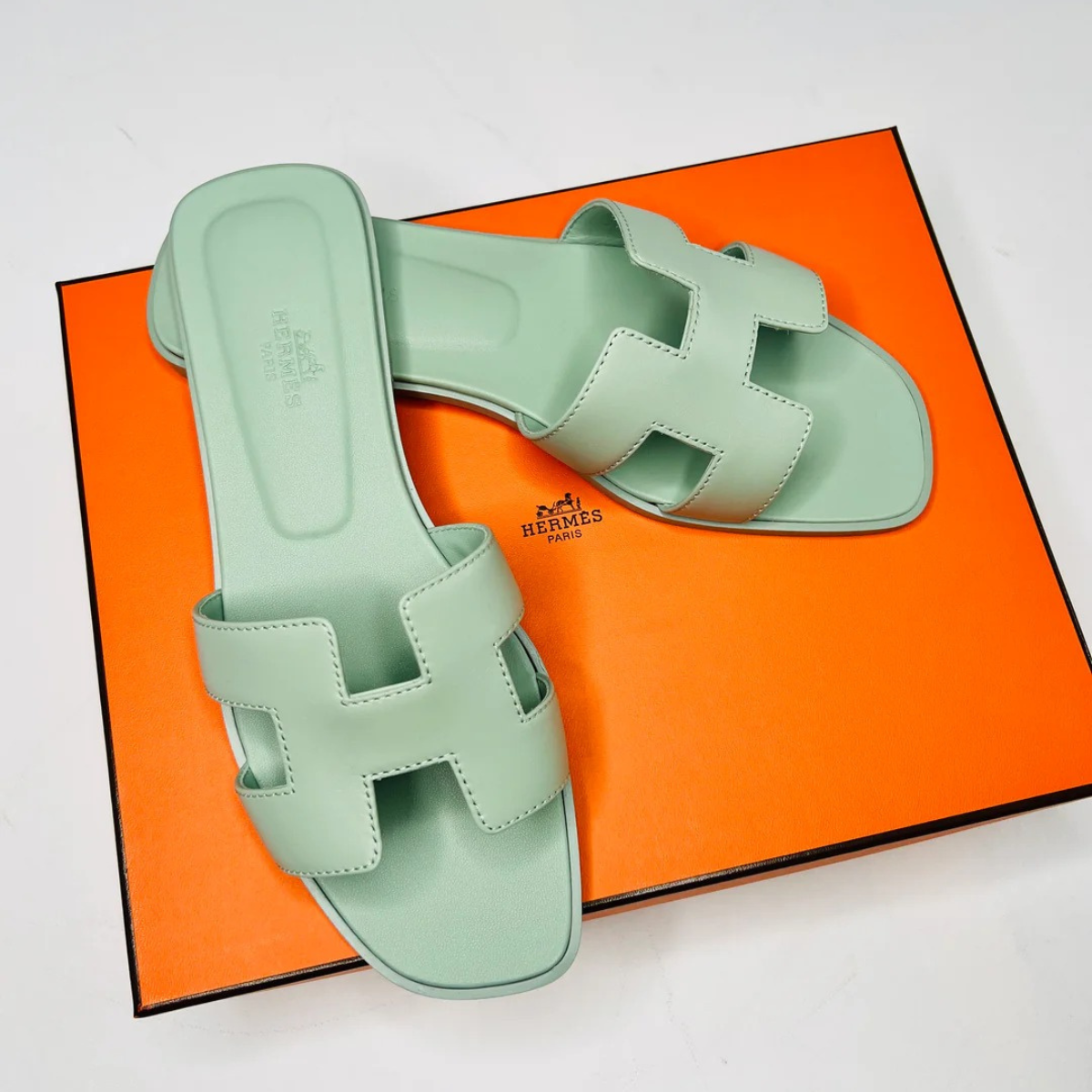 HERMÈS SET – KELLY 28 VERT D’EAU ALLIGATOR LIMITED EDITION & ORAN SANDALS GREEN