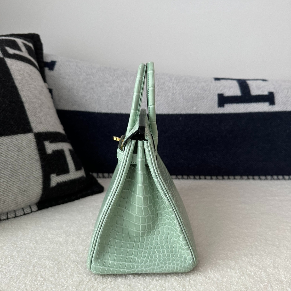 HERMÈS SET – KELLY 28 VERT D’EAU ALLIGATOR LIMITED EDITION & ORAN SANDALS GREEN