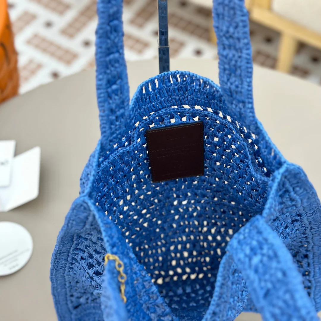 CHLOÉ SUMMER BANANA BAG IN RAFFIA